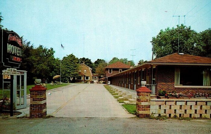 Park Villa Motel - Vintage Postcard (newer photo)